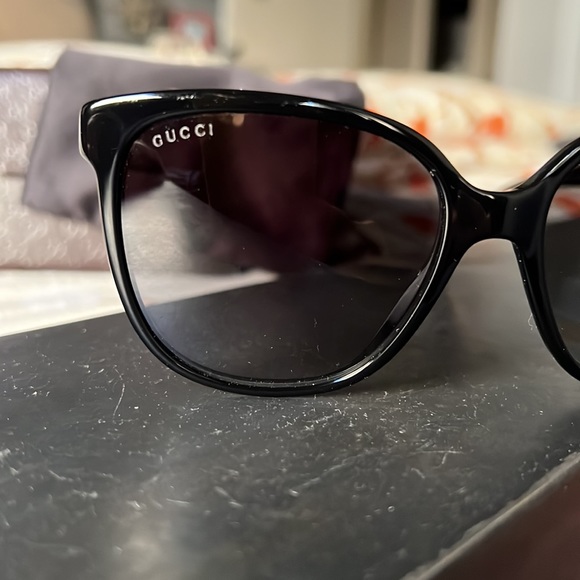 Gucci black sunglasses with gold logo - Picture 3 of 14